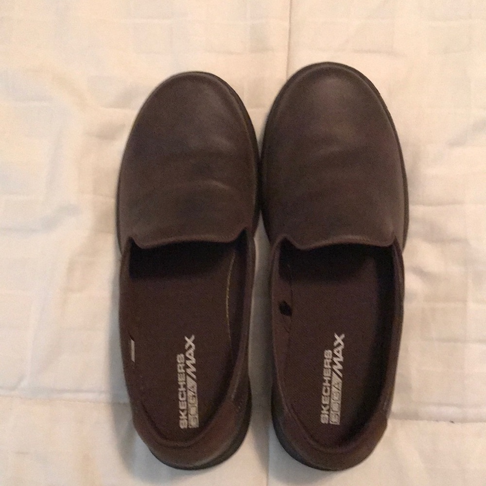 NWOT SKECHERS GOGA MAT shoes